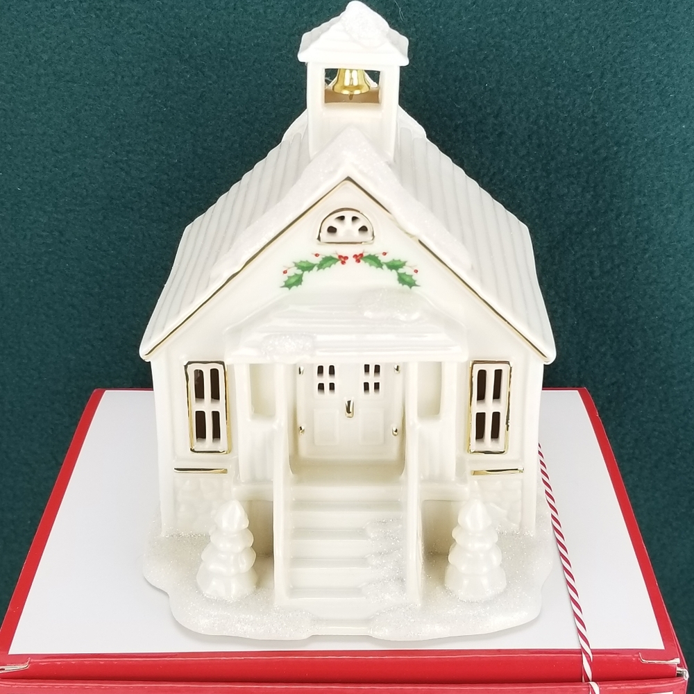 LENOX CHRISTMAS VILLAGE SCHOOL HOUSE  NEW IN THE B